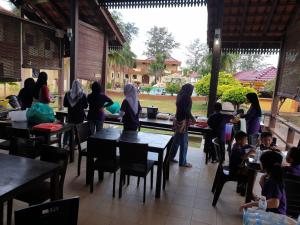 瓜拉丁加奴Seri Indah Resort的一群坐在餐厅桌子上的人
