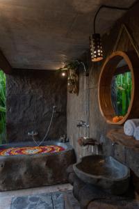 德格拉朗Umah Capung Sebatu Villas的一间带大浴缸和水槽的浴室