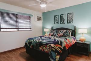 科纳Holualoa Garden 303的一间卧室配有一张床、两盏灯和一个窗户。