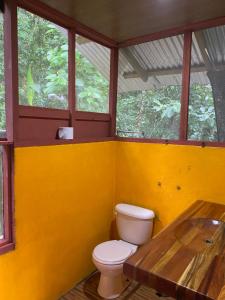 CarateFinca la Bonita, Playa Carate的一间带卫生间和木桌的浴室