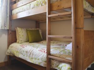 Talybont利奇德茅尔乡村别墅酒店的卧室配有双层床,有可能会发生危险