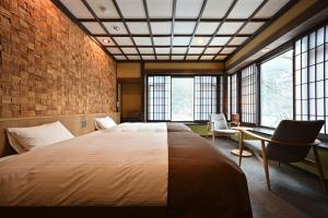 水上町尚文旅馆的一间卧室设有一张大床,部分设有窗户。