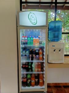 尼甘布芒果屋日本旅馆的装满大量饮品的冰箱