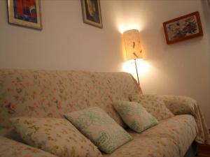 昆卡La Casita de Nerea 2 Párking Gratuito的客厅配有沙发、枕头和台灯
