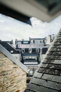 瑟堡la bohème的从建筑屋顶上可欣赏到城市美景