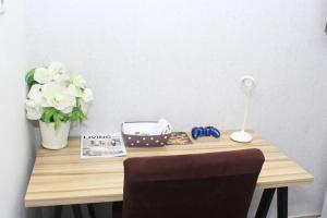 伊凯贾1 Bedroom Entire APT - Kitchen - Wi-Fi的一张带花瓶和灯的木桌