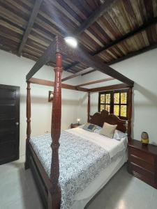 伊基托斯Amazon Lodge Varillal的一间卧室配有一张木天蓬床。