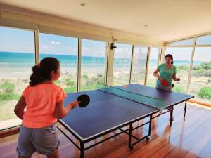 弗兰克斯顿Sandy Shores Estate- Long Island的打乒乓球的女人和姑娘