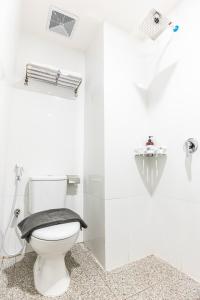 JomblangKIYANA HOTEL SEMARANG的白色的浴室设有卫生间,配有毛巾