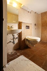 迈索尔moriz inn的一间带水槽和卫生间的浴室