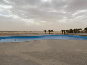 BuqayqSidra Resort的沙漠中的一个游泳池