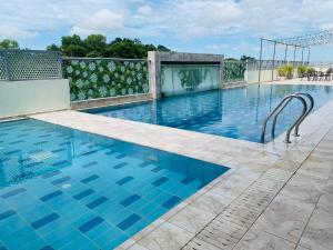 Kampong Mata Mata瓦法酒店和公寓的大楼内一个蓝色瓷砖游泳池