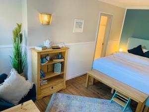 石勒苏益格Hotel Bed & Breakfast am Dom的一间小卧室,配有一张床和一张桌子