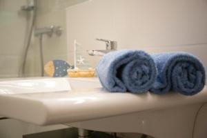 萨尔堡Ferienwohnung mitten in Saarburg的浴室设有水槽上的蓝色毛巾