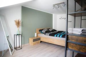萨尔堡Ferienwohnung mitten in Saarburg的一间卧室设有一张床和一张双层床。