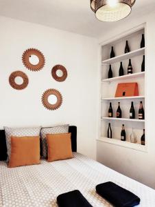 埃佩尔奈* Pétille en champagne *的一间卧室配有床和装有瓶子的架子