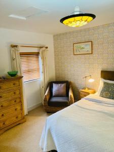 卡马森TY莫尔国家酒店 的卧室配有床、椅子和窗户。