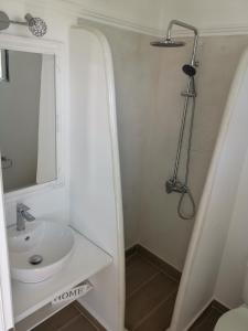 科林比亚Villa Rizia的白色的浴室设有水槽和镜子