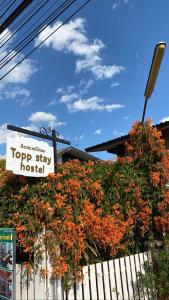 拜县topp stay hostel的围栏旁顶级住宿酒店的标志