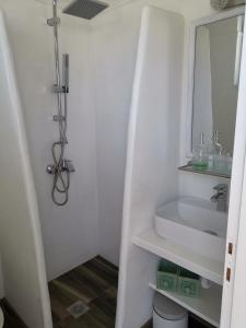 科林比亚Villa Rizia的一间带水槽和镜子的浴室
