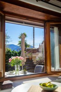 隆科索普拉阿斯科纳Rustico al Sole - Just renewed 1bedroom home in Ronco sopra Ascona的厨房内的窗户享有海景