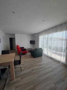 拉康提内勒A bâbord : maison chaleureuse à 300m de la plage的客厅配有沙发和桌椅