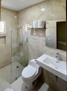 蓬塔卡纳Hotel Yamilí的浴室配有卫生间、盥洗盆和淋浴。