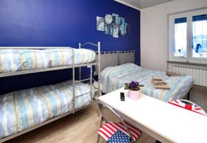 库尼奥埃尔罗索伊里布鲁住宿加早餐旅馆的客房设有两张双层床和一张桌子。