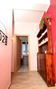 库尼奥埃尔罗索伊里布鲁住宿加早餐旅馆的走廊上设有红色的墙壁和木柜
