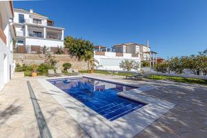 贝纳尔马德纳Luxury Villa Andalucia Seaview Private Pool close to Centre的一座游泳池,位于庭院的中间,设有一座建筑