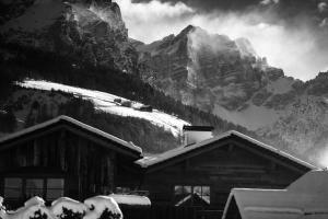 拉维拉Sportony Mountain Lodges的山间小屋的黑白照片