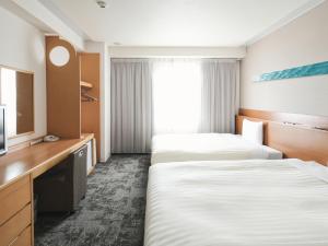 石垣岛维塞尔石垣岛酒店的酒店客房设有两张床和电视。