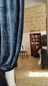 加拉蒂纳La Controra的椅子间里的蓝色窗帘