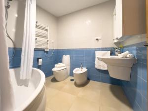 普拉森西亚Apartamentos Turísticos Con Alma的浴室配有盥洗盆、卫生间和浴缸。