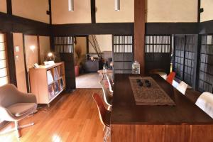 松本sabouしが的客厅配有大型木桌和椅子