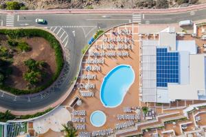 波多黎各阿尔塔玛多里斯酒店的享有带游泳池的度假村的顶部景致
