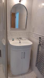西卢港Peaceful Self-contained room near Looe的白色的浴室设有水槽和镜子