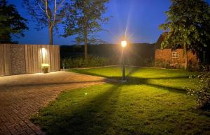 KlarenbeekVeldzicht的夜晚在院子中间的街道灯