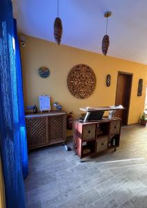 明德卢Orietta Residencial的客厅配有桌子和墙壁