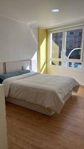维戈Alojamiento Pichi的一间卧室设有一张大床和一个大窗户