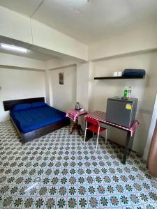 曼谷Ratanawong Place 823的小房间设有一张床和一张桌子