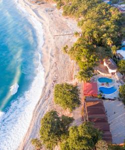 Paraíso海风酒店的享有树木繁茂的海滩和海洋的空中景致