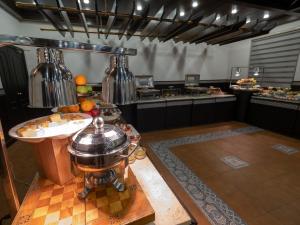 安曼安曼西部酒店的一个大厨房,配有餐桌和食物