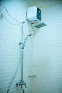 拉各斯Superb 2-Bedroom Duplex FAST WiFi+24Hrs Power的带淋浴喷头的浴室