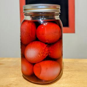 Parsons PondThe Turnip Bed and Breakfast的装满西红柿的玻璃罐子