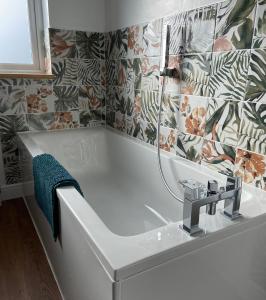 WeobleyMarshpools Bed & Breakfast - Licensed near Weobley village的带浴缸和水槽的浴室