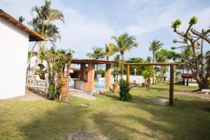 新维索萨Pousada Freitas Alonso的一个带游泳池和棕榈树的度假村