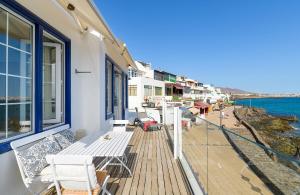 普拉亚布兰卡Casa Lola y Elena - Playa Blanca, Lanzarote的阳台配有椅子,享有海景。