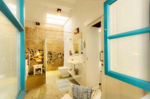 蓬塔穆赫雷斯萨利纳斯公寓的带淋浴、卫生间和盥洗盆的浴室