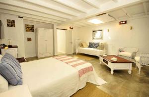 蓬塔穆赫雷斯萨利纳斯公寓的一间卧室配有一张床、一张沙发和一张桌子
